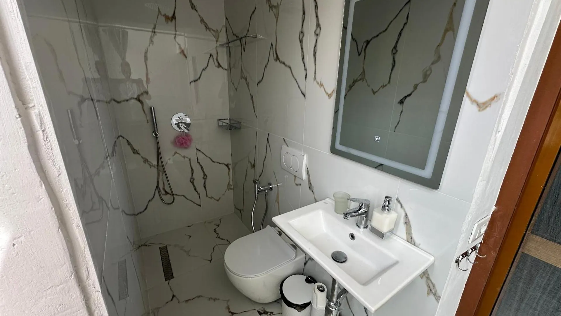 Cozy Room For Rent Near Beach Vlorë Alloggio in famiglia